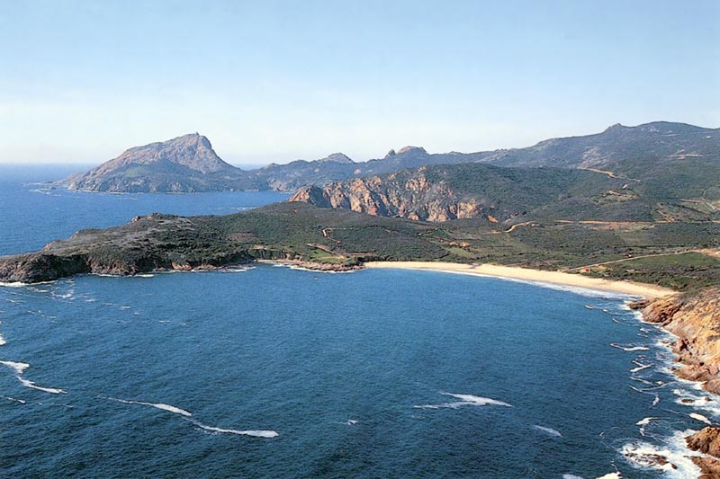 Plage d'Arone et Capo-Rosso en arrière
